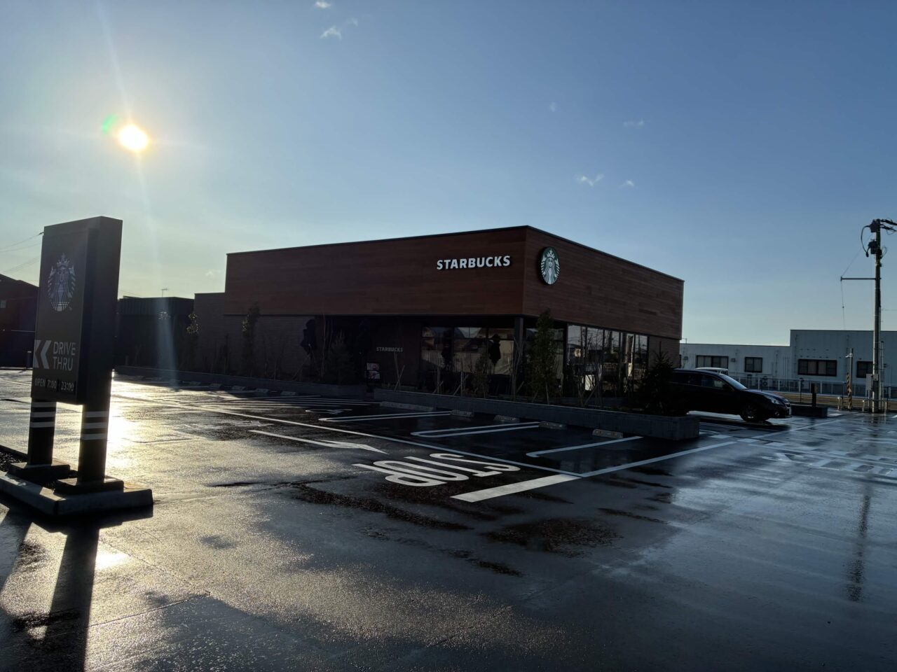 隣接するスターバックス