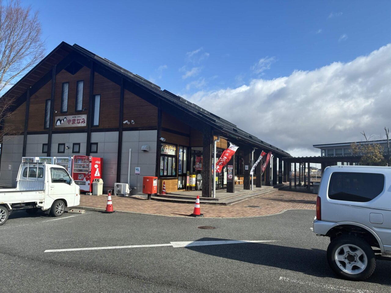 道の駅 三本木やまなみの外観。木材を基調とした建物が国道4号線沿いに建ちます。