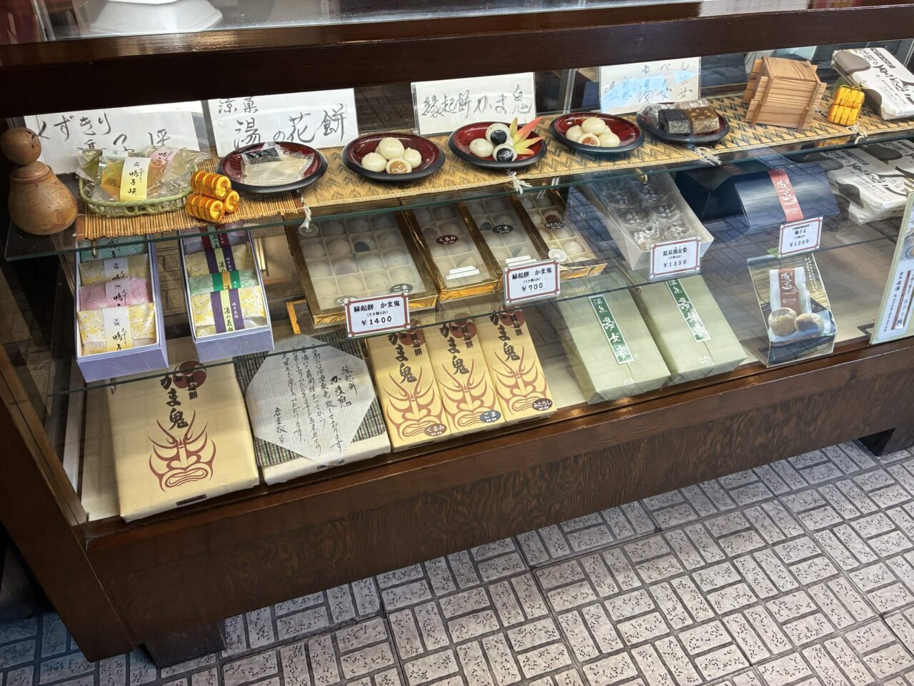 ショーケース内の菓子ラインナップ